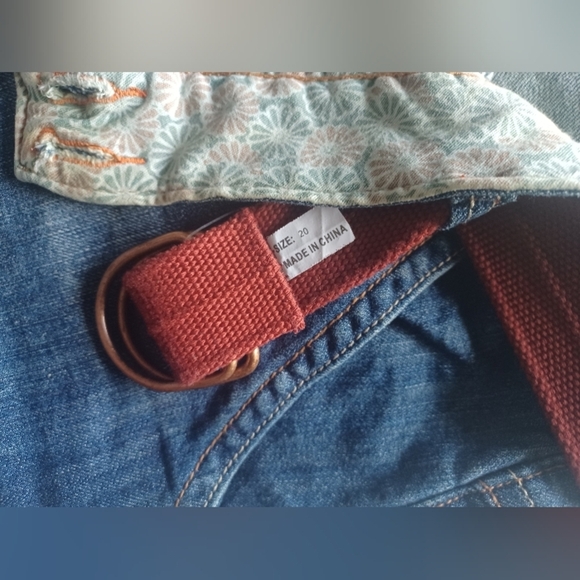 🍒 NWOT Venezia Embroidered Cropped Capri Blue Jeans with Red Belt - Picture 8 of 13